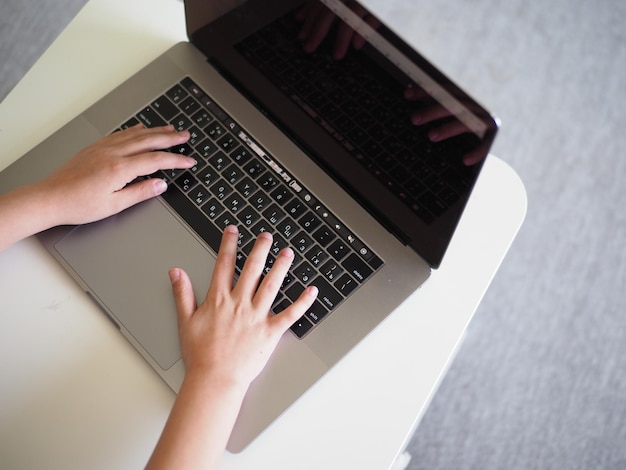 Manos cortadas con una computadora portátil