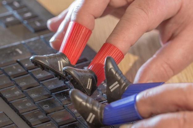 Foto manos cortadas escribiendo en el teclado