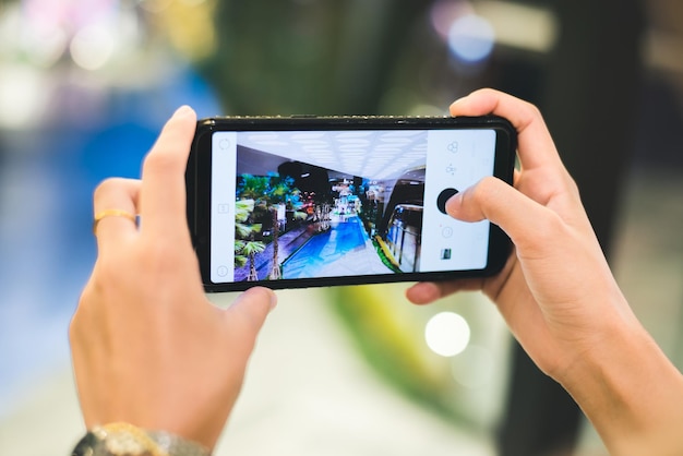 Manos cortadas fotografiando desde un teléfono móvil