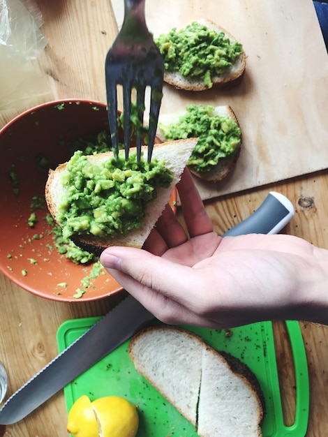 Foto manos cortadas para hacer comida