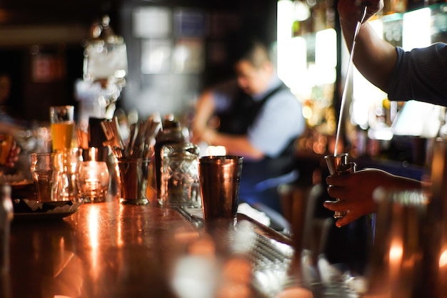 Manos cortadas haciendo bebidas en un restaurante