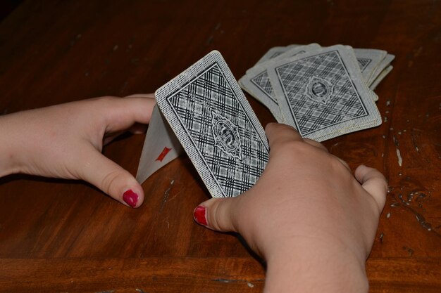 Foto manos cortadas haciendo castillos de cartas