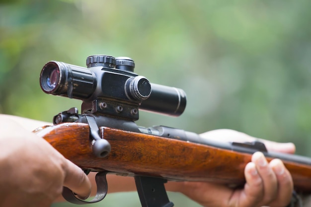 Manos cortadas de un hombre con un arma al aire libre