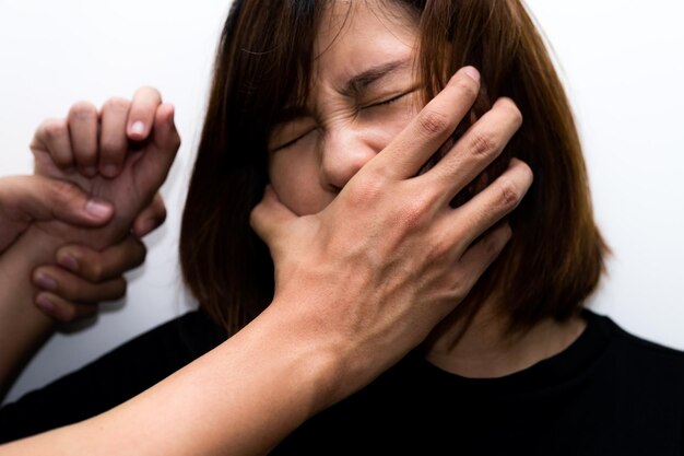 Foto manos cortadas de un hombre que agredió a una mujer.