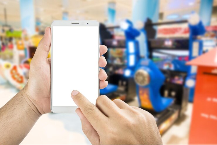 Foto manos cortadas de un hombre que usa un teléfono inteligente en una tienda