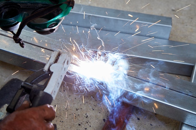 Foto manos cortadas de un hombre trabajando en un taller