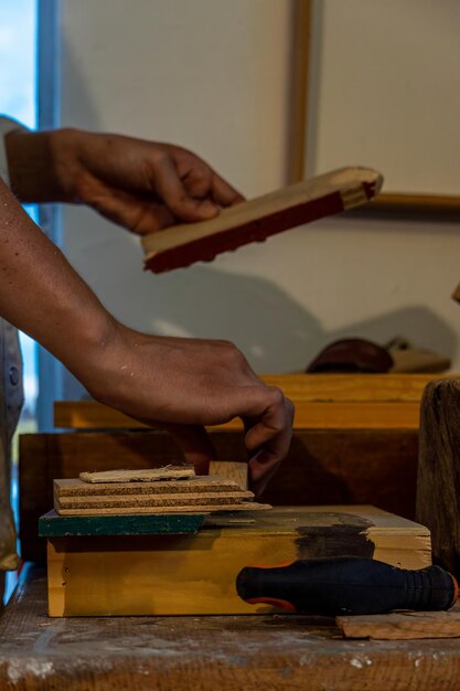 Foto manos cortadas de un hombre trabajando en un taller