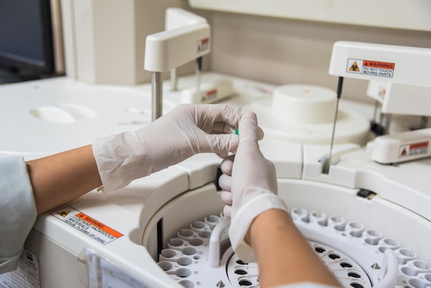Manos cortadas de un médico que trabaja en un laboratorio