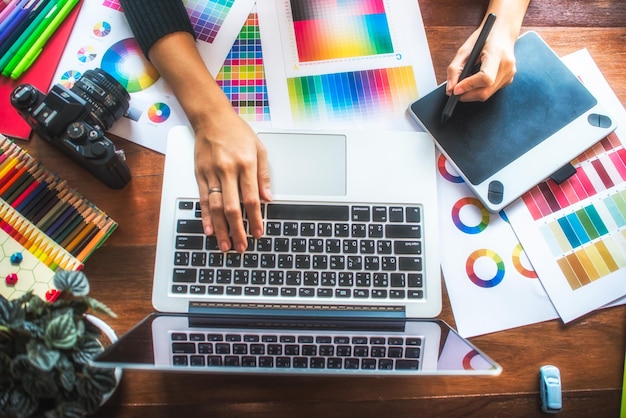 Foto manos cortadas de una mujer analizando muestras de color en la oficina