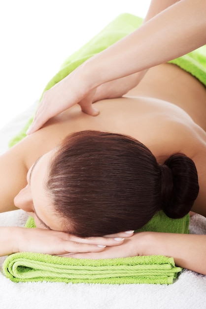 Foto manos cortadas de una mujer dando masaje a un cliente contra un fondo blanco