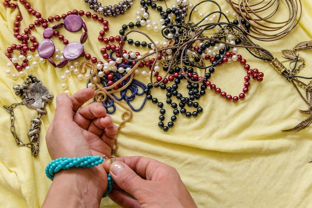 Manos cortadas de una mujer que lleva una pulsera en el interior