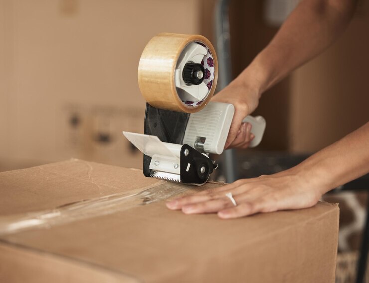 Foto manos cortadas de una mujer usando una máquina de coser