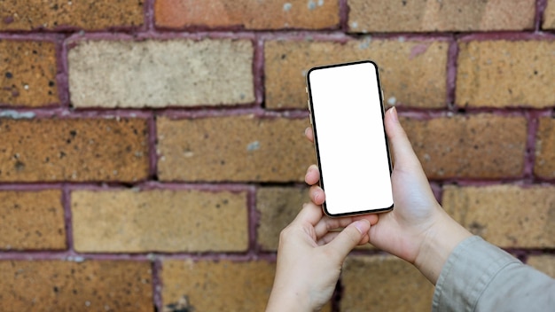 Foto manos cortadas de una mujer usando un teléfono móvil