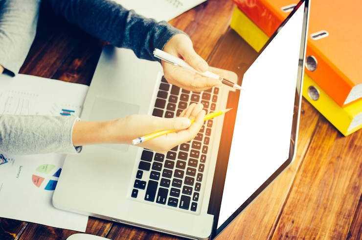 Foto manos cortadas de mujeres de negocios usando computadora portátil en el escritorio