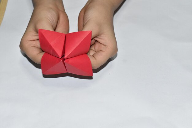 Foto manos cortadas con origami