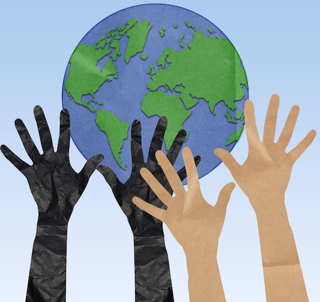 Las manos cortadas de papel arrugado se elevan a la forma de un globo El concepto de ecología de conservación ambiental