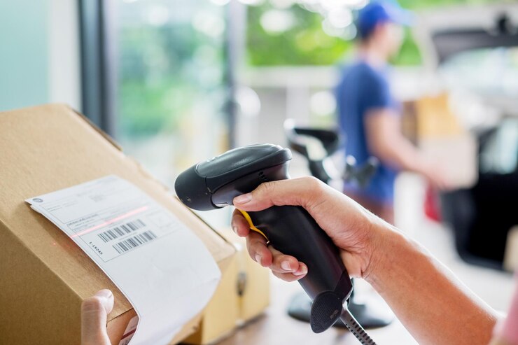 Foto manos cortadas de una persona escaneando un envío para su entrega