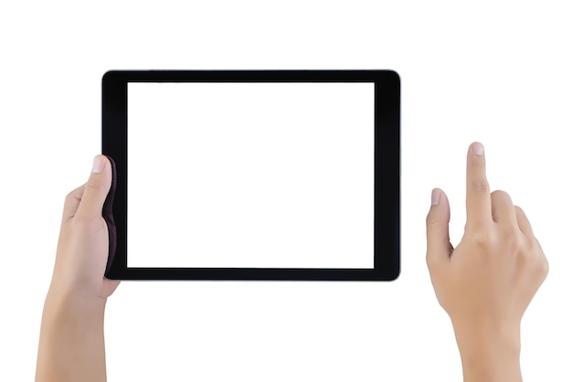 Manos cortadas de una persona que sostiene una tableta digital contra un fondo blanco