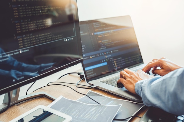 Manos cortadas de una persona que usa una computadora portátil