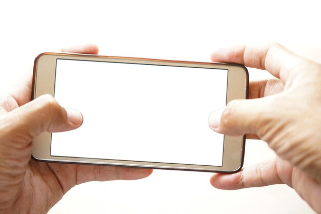 Manos cortadas de una persona que usa un teléfono inteligente contra un fondo blanco