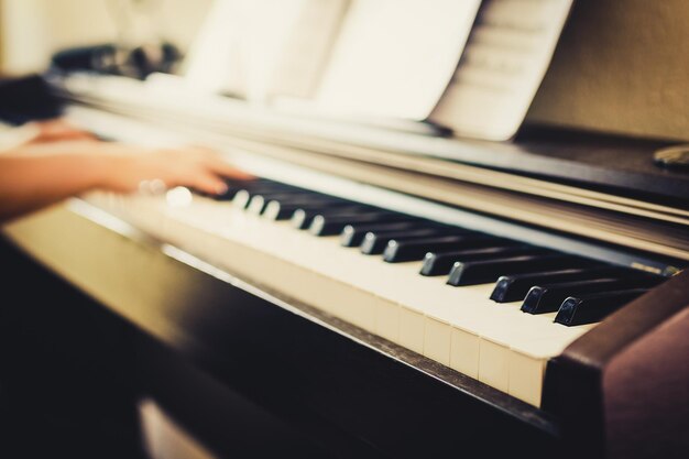 Manos cortadas de una persona tocando el piano