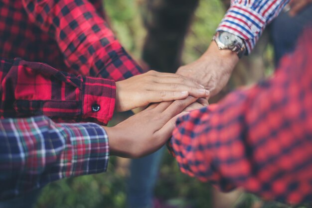 Foto manos cortadas de personas apilando manos