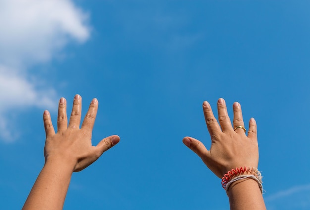 Foto manos cortadas de personas contra el cielo azul