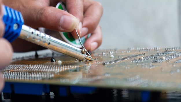 Foto manos cortadas reparando el chip de la computadora