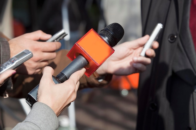 Manos cortadas de reporteros que hacen entrevistas