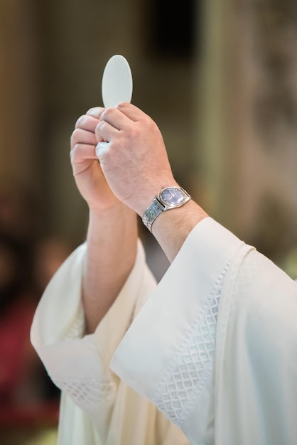 Foto manos cortadas de un sacerdote que realiza un ritual