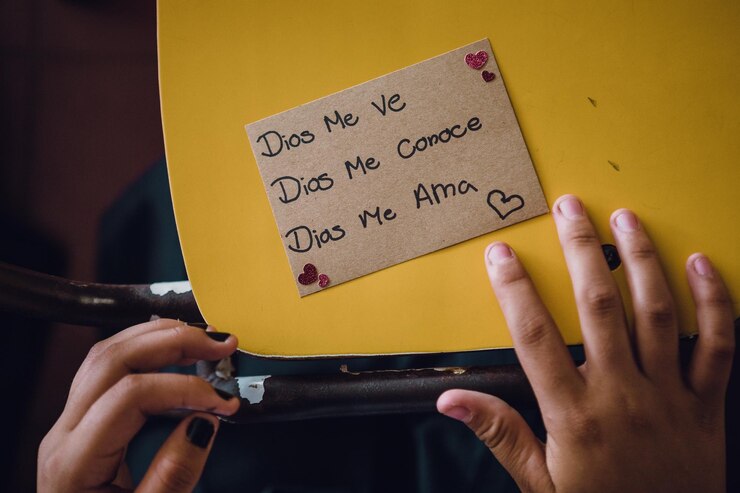 Foto manos cortadas en la silla con texto