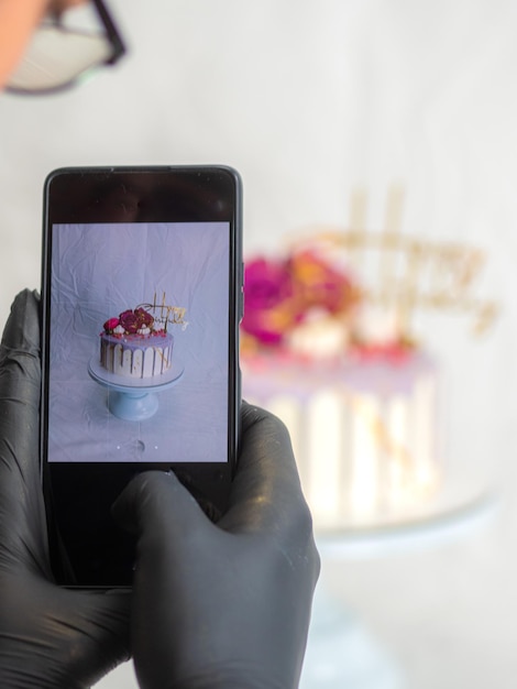 Foto manos cortadas con teléfono móvil