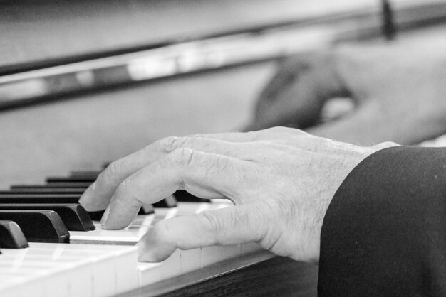 Foto manos cortadas tocando el piano