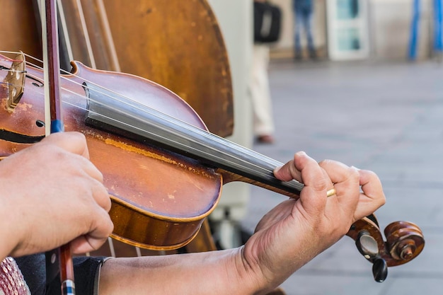 Manos cortadas tocando el violín