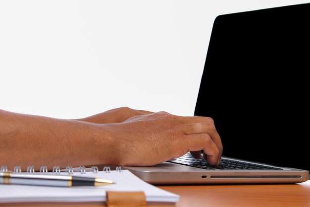 Manos cortadas usando una computadora portátil contra un fondo blanco