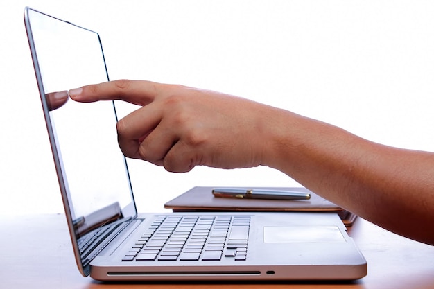 Manos cortadas usando una computadora portátil contra un fondo blanco