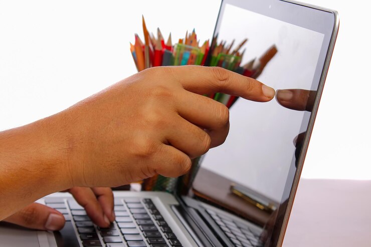 Foto manos cortadas usando una computadora portátil contra un fondo blanco