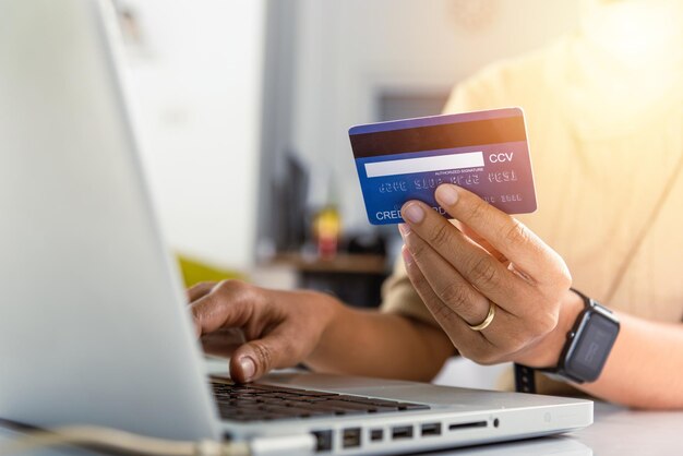 Manos cortadas usando teléfono móvil
