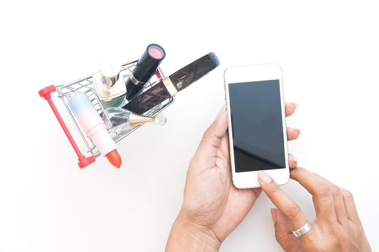 Foto manos cortadas usando teléfono por productos de belleza sobre fondo blanco