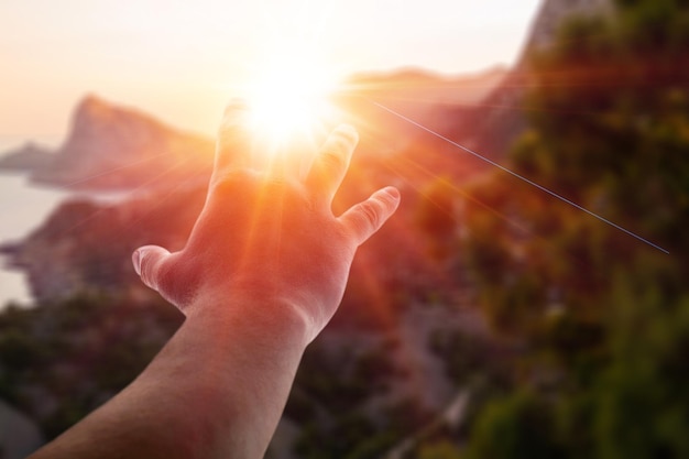 Las manos cristianas rezan en el fondo de la naturaleza..