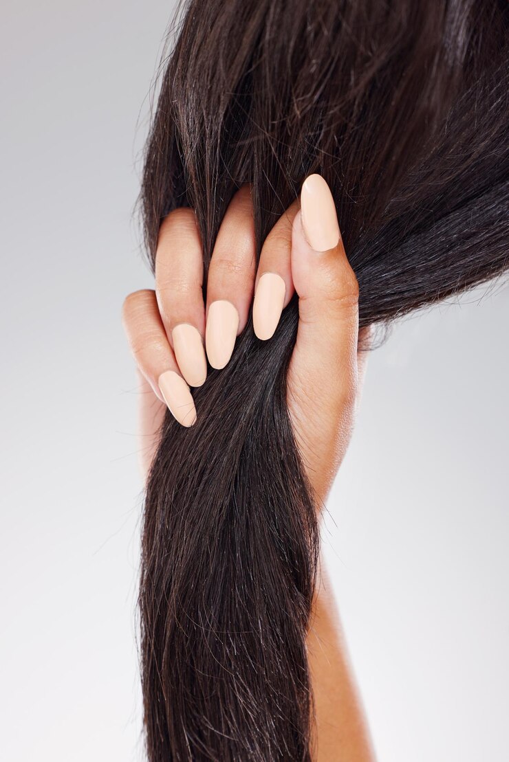Foto manos cuidados com o cabelo e mulher para a saúde em estúdio com tratamento de salão de luxo beleza rotina e textura de crescimento pessoa feminina penteado e manicure cosméticos brilhar resultados e fundo branco