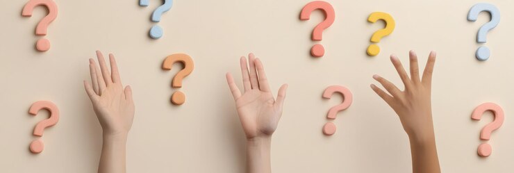 Foto manos de diferentes etnias alcanzando marcas de pregunta representa la colaboración de la diversidad y la búsqueda de conocimiento y respuestas