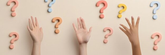 Manos de diferentes etnias alcanzando marcas de pregunta Representa la colaboración de la diversidad y la búsqueda de conocimiento y respuestas