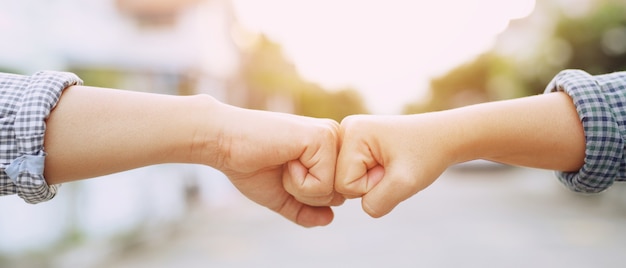 Las manos de dos hombres de negocios usan haciendo un puño juntos después de un buen trato. éxito y muestra el poder de la fuerza del concepto de trabajo en equipo.