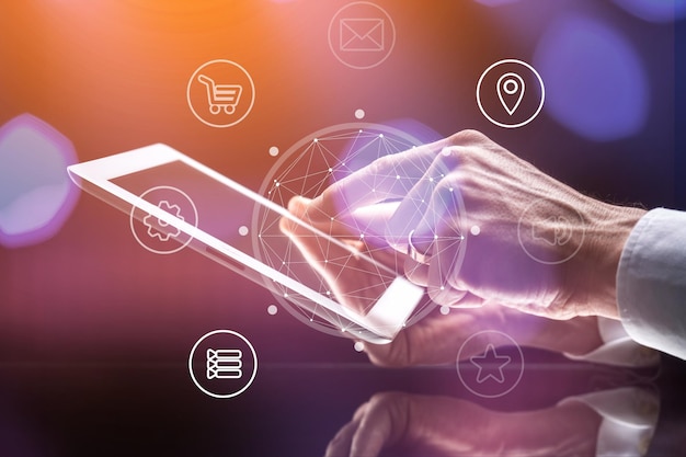 Manos de empresario sosteniendo la vista cercana de la tableta digital