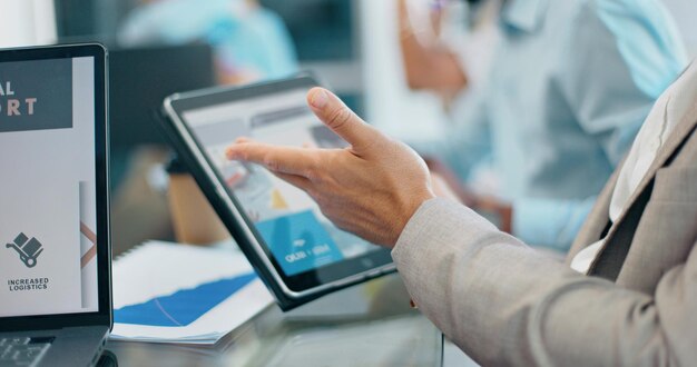Manos de empresario y tableta en marketing digital para estrategia de planificación corporativa o diseño web en la oficina Mano del sitio web de pruebas ejecutivas en discusión para idea UX o página de inicio en la sala de juntas