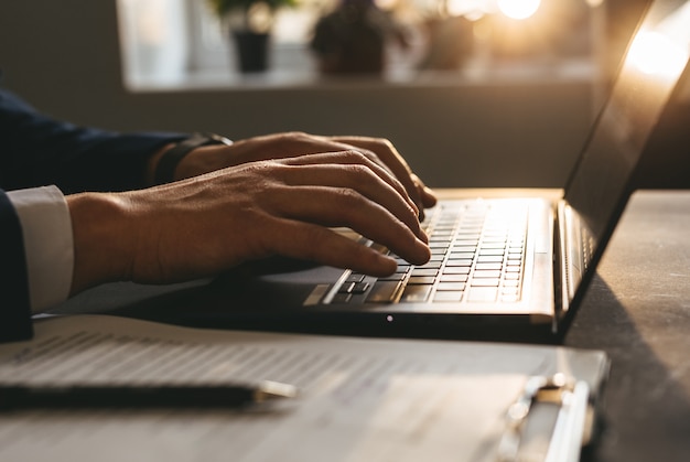 Foto manos del empresario trabajando en la computadora portátil