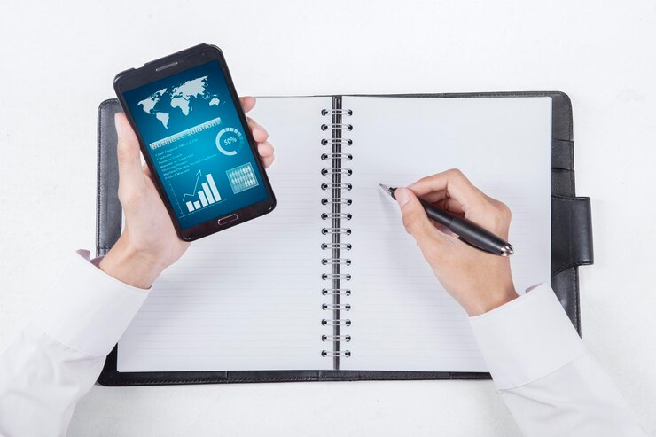 Foto las manos del empresario trabajando con el teléfono inteligente