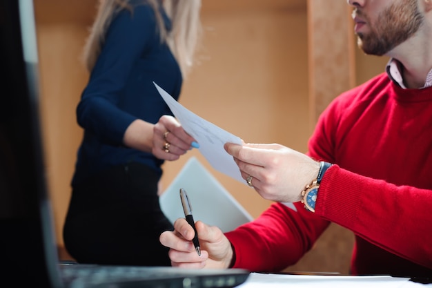 Manos de empresarios que se pasan el documento