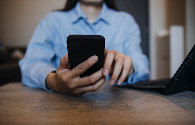 Manos de empresarios trabajando con finanzas sobre costos y calculadora y computadora portátil con tableta en la oficina a la luz de la mañana